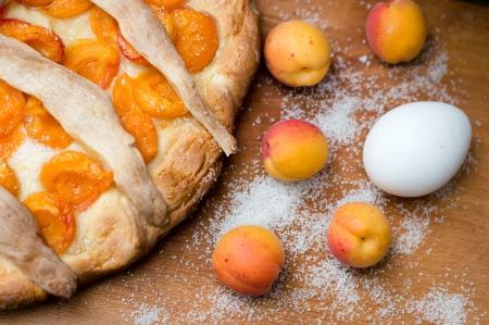 photo of homemade apricot pie and whole apricots